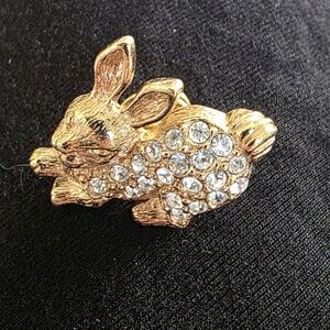 1993 Avon goldtone  bunny brooch with glass crystals